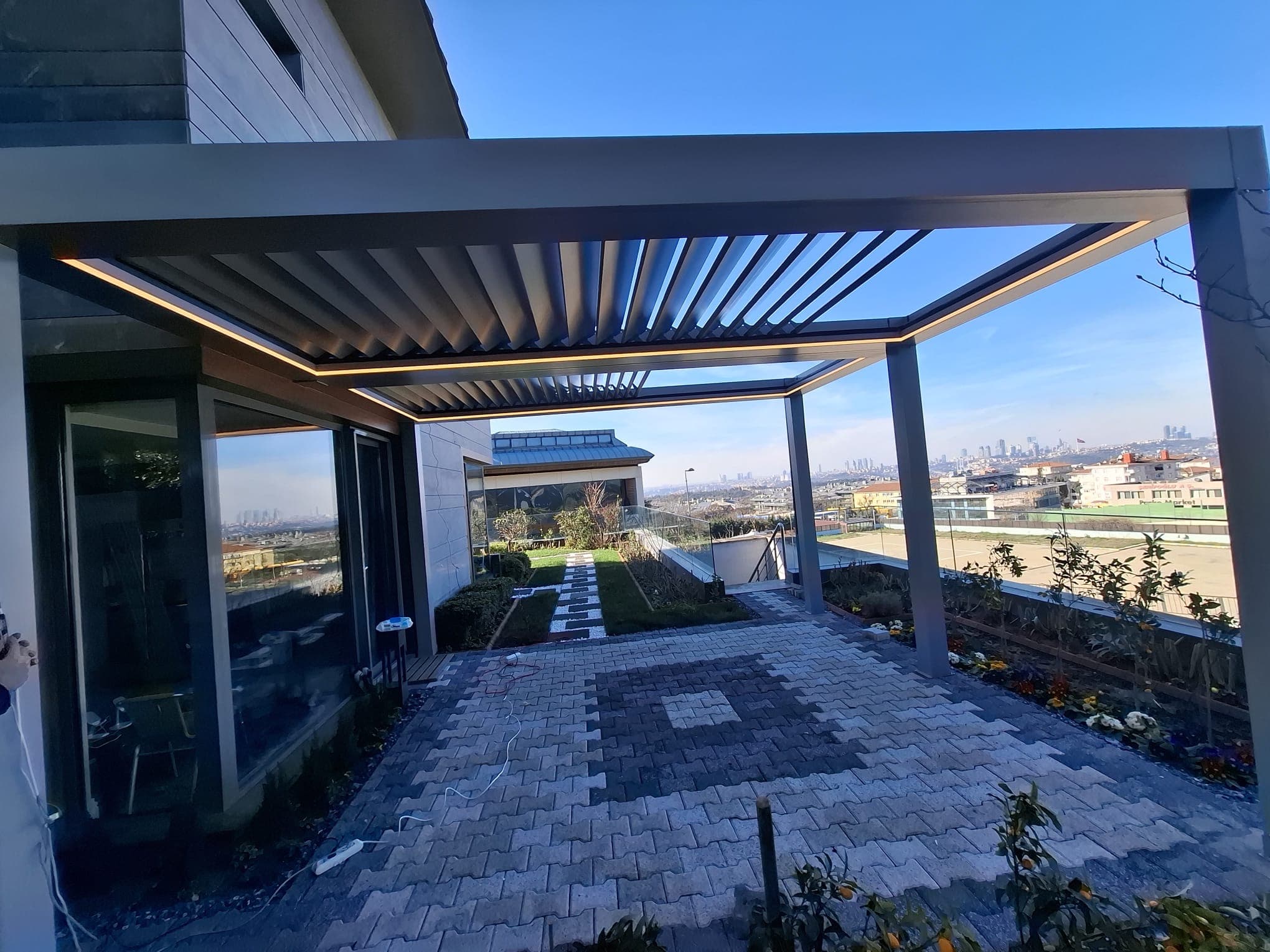 Bioklimatik Pergola Nedir? Avantajları ve Kullanım Alanları